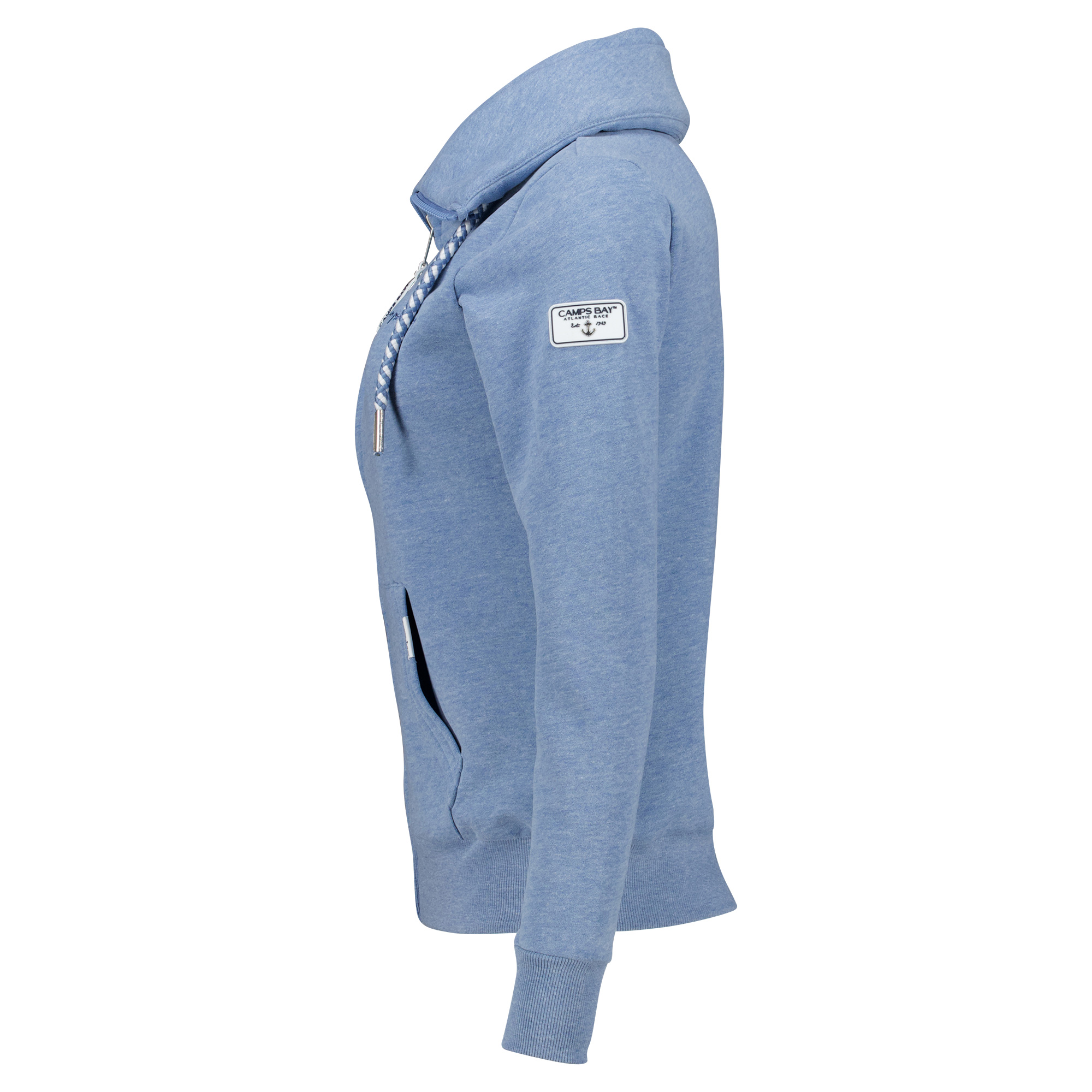 Weibliches Model mit CAMPS BAY Sweatjacke in Windward Blue