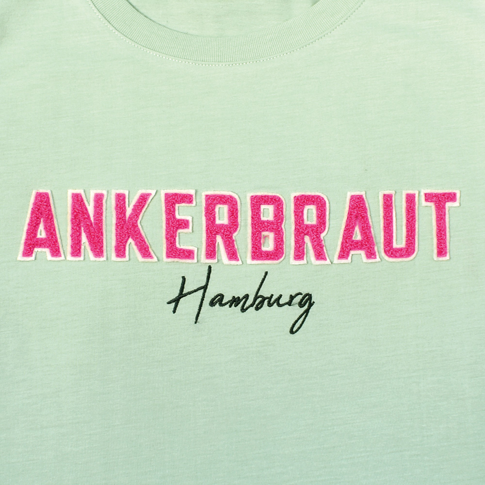 Weibliches Model mit ANKERBRAUT T-Shirt in Harbour Grey