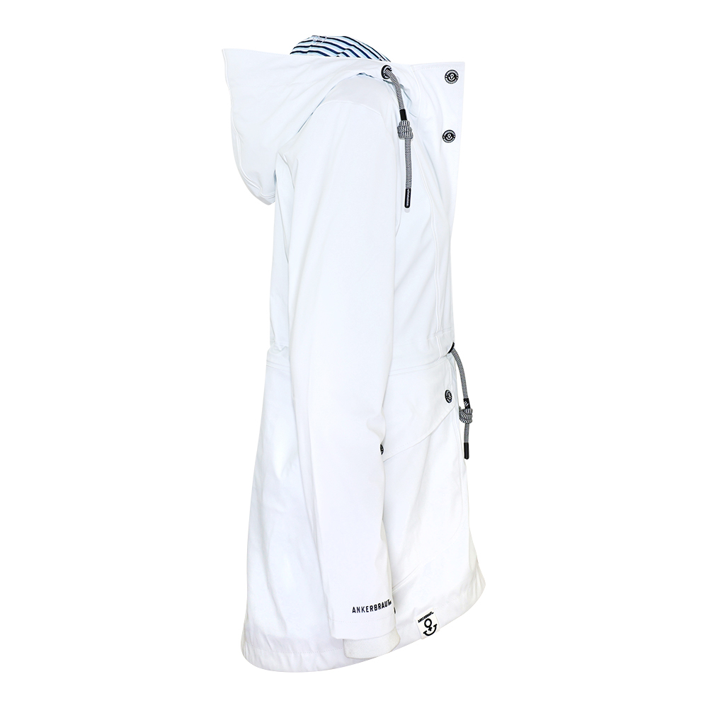 Weibliches Model mit ANKERBRAUT Regenjacke in Bright White