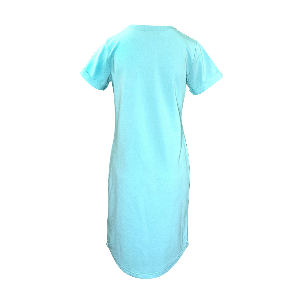 Weibliches Model mit CAMPS BAY Strandkleid in Aqua Sky