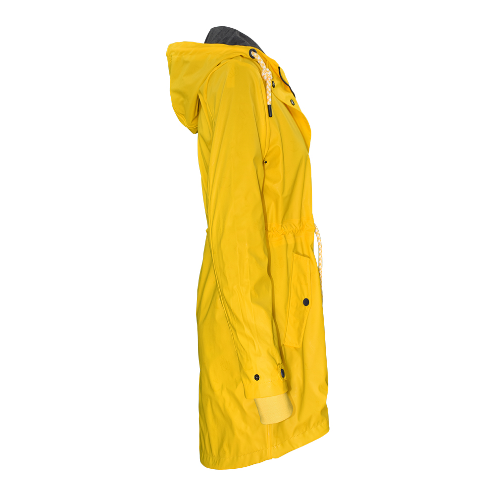 Weibliches Model mit CAMPS BAY Regenjacke in Lemon Chrome