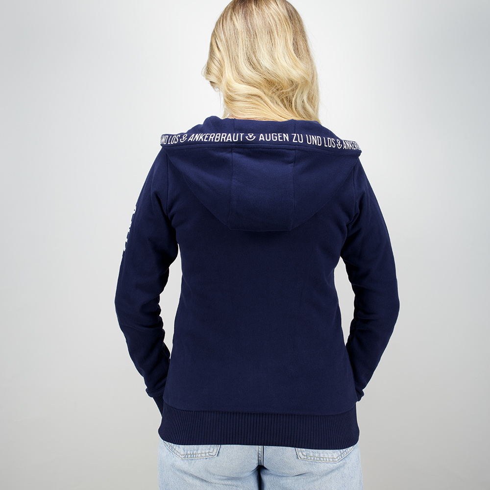 Weibliches Model mit Ankerbraut  Sweatjacke in Maritime Blue