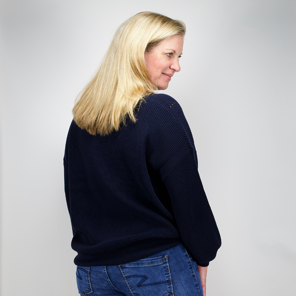 Weibliches Model mit CAMPS BAY Strickpullover in Navy