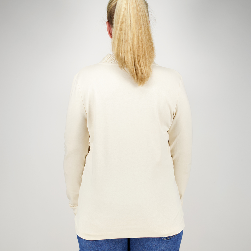 Weibliches Model mit CAMPS BAY Langarm-Shirt in Moonbeam