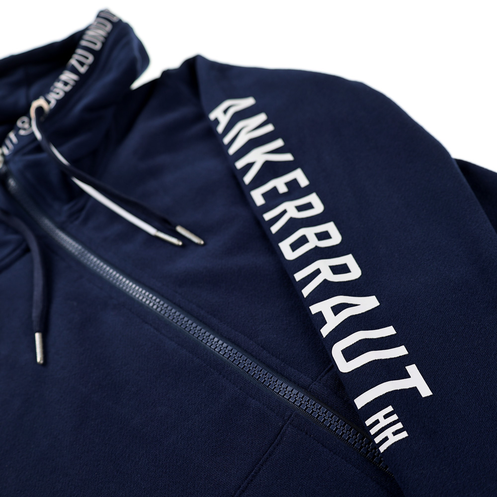 Weibliches Model mit Ankerbraut  Sweatjacke in Maritime Blue