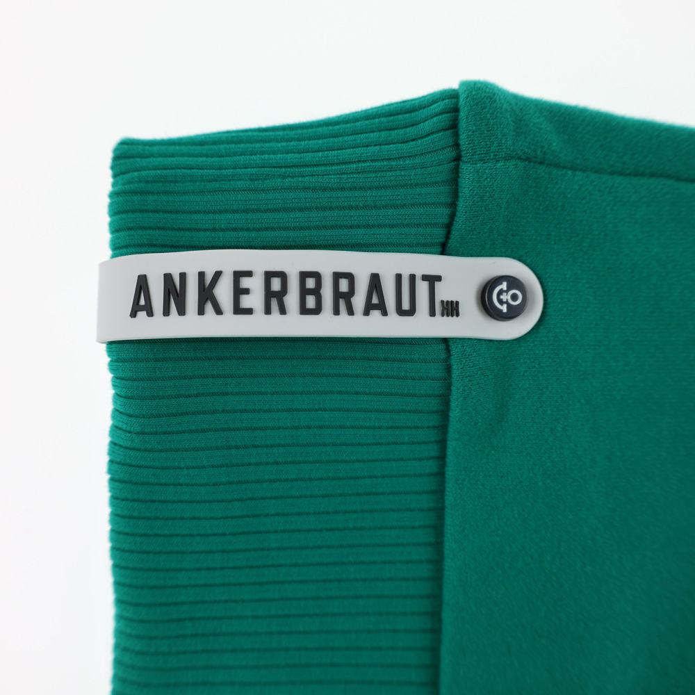 Weibliches Model mit ANKERBRAUT Sweatjacke in Pepper Green