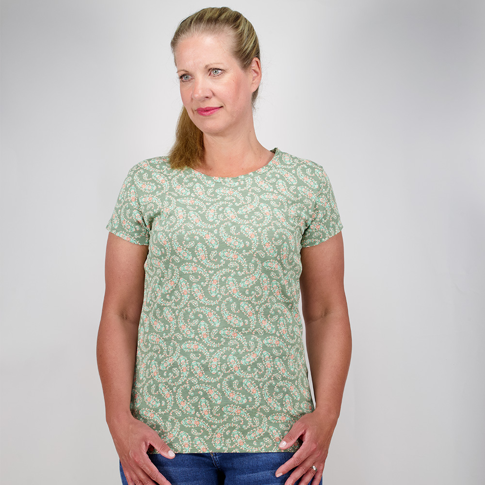 Weibliches Model mit CAMPS BAY T-Shirt in Hedge Green