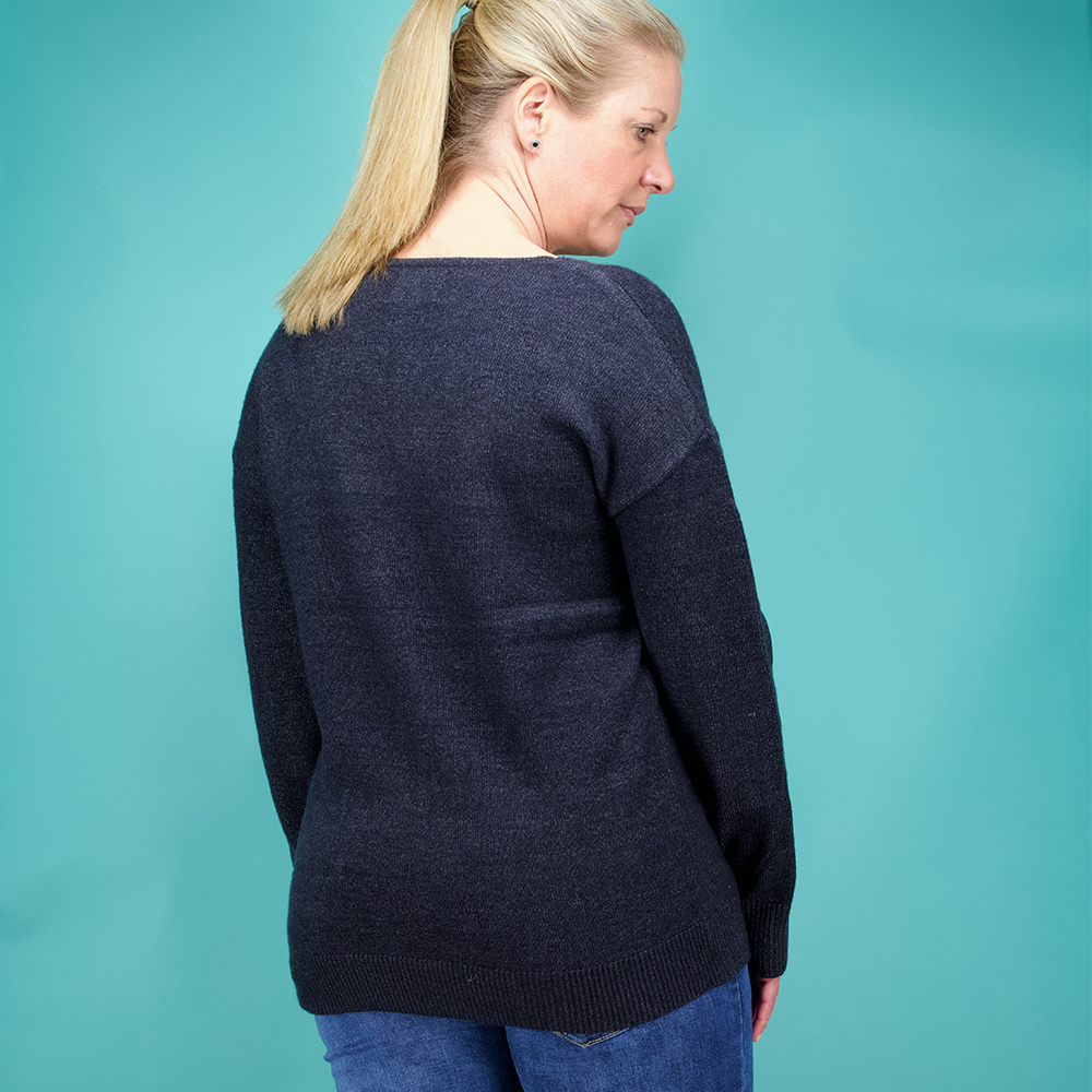 Weibliches Model mit CAMPS BAY Pullover in Night Sky