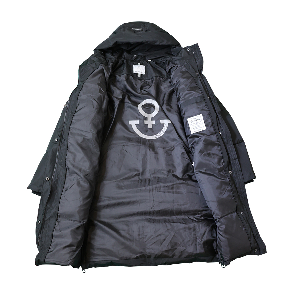 Weibliches Model mit ANKERBRAUT Puffer Jacket in Schwarz