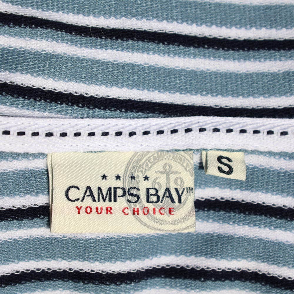 Weibliches Model mit CAMPS BAY Hoodie in Blau gestreift