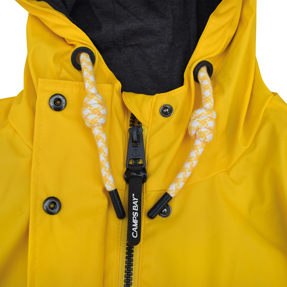 Weibliches Model mit CAMPS BAY Regenjacke in Lemon Chrome