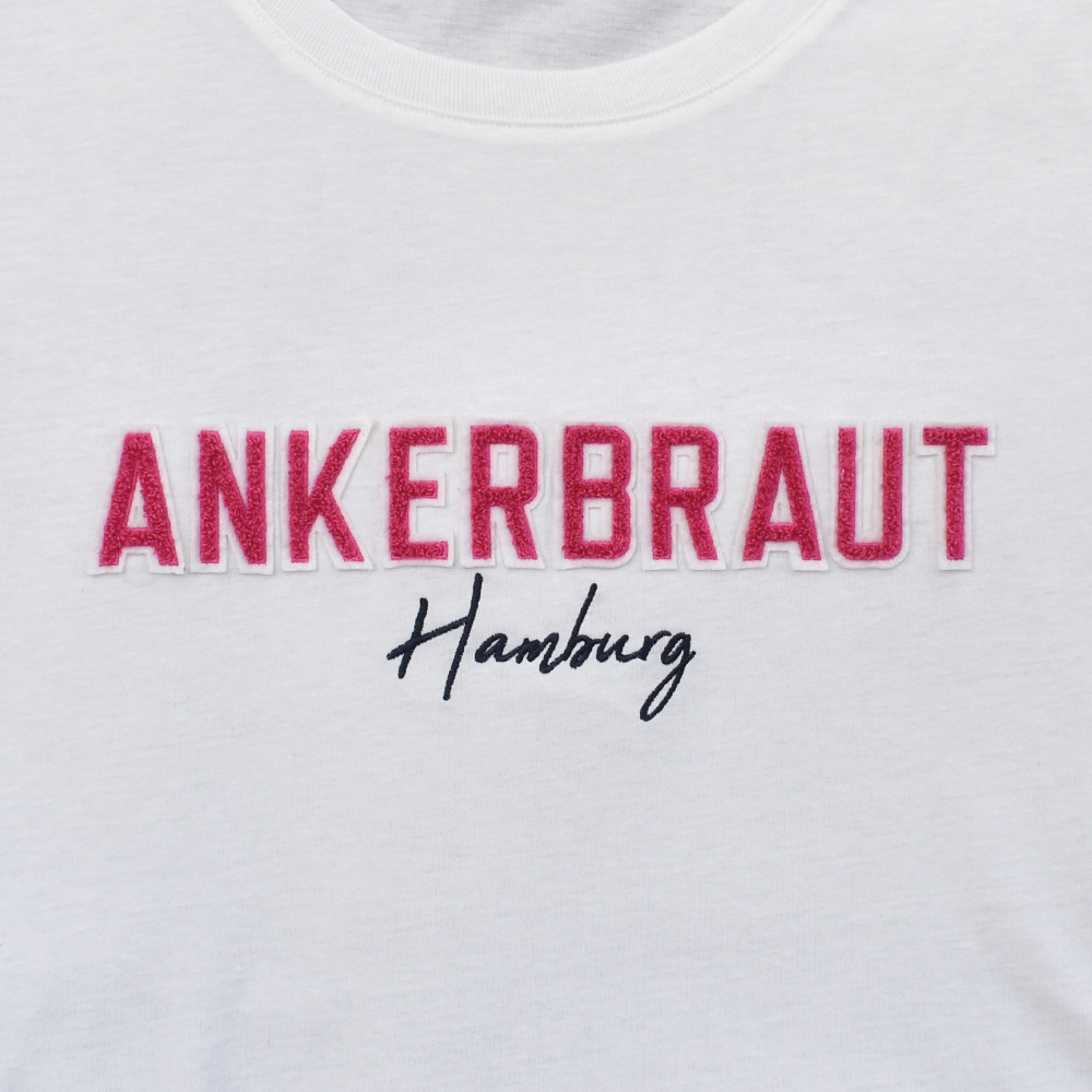 Weibliches Model mit ANKERBRAUT T-Shirt in Snow White