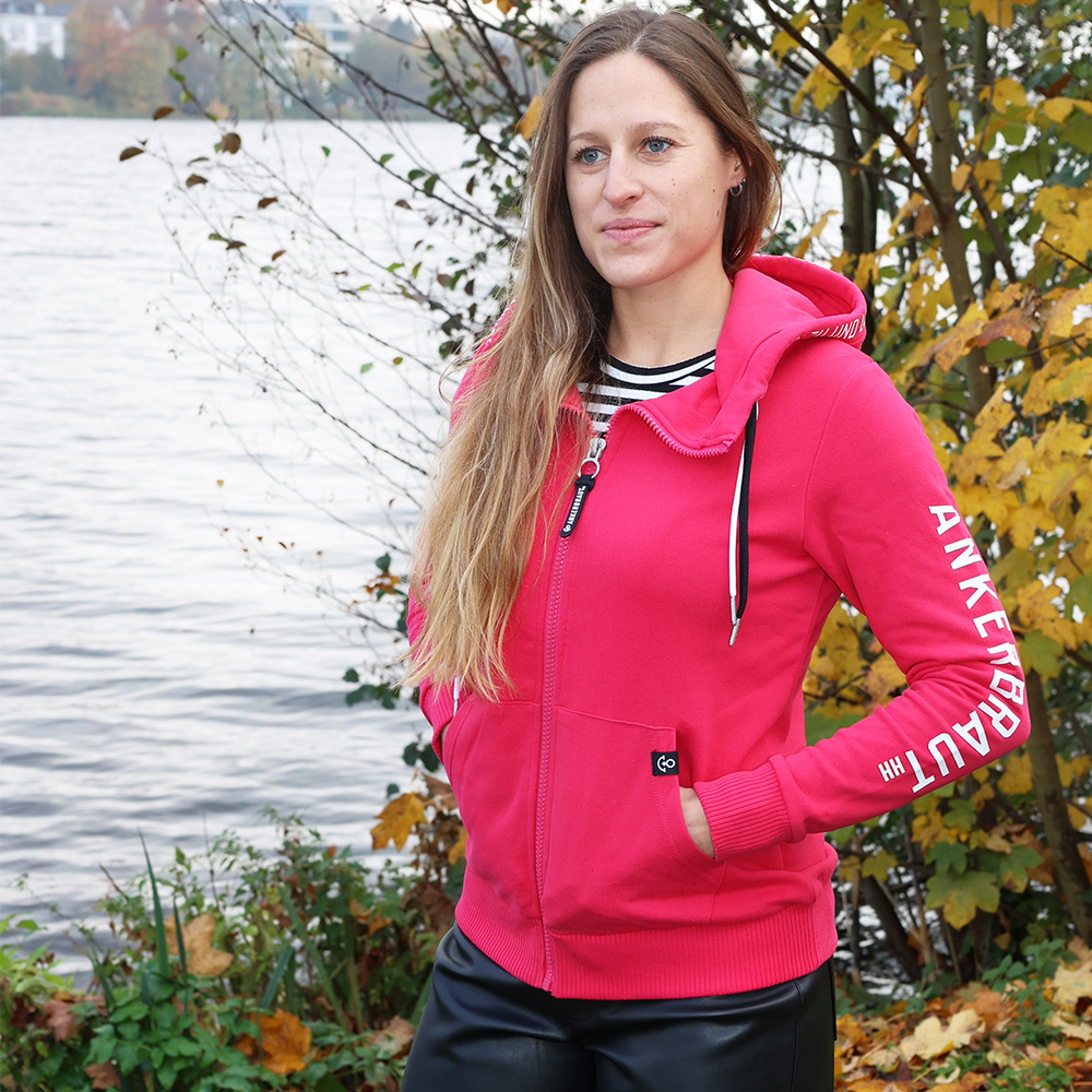 Weibliches Model mit Ankerbraut  Sweatjacke in Bright Rose