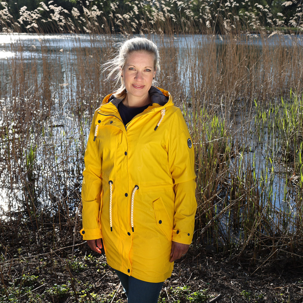 Weibliches Model mit CAMPS BAY Regenjacke in Lemon Chrome