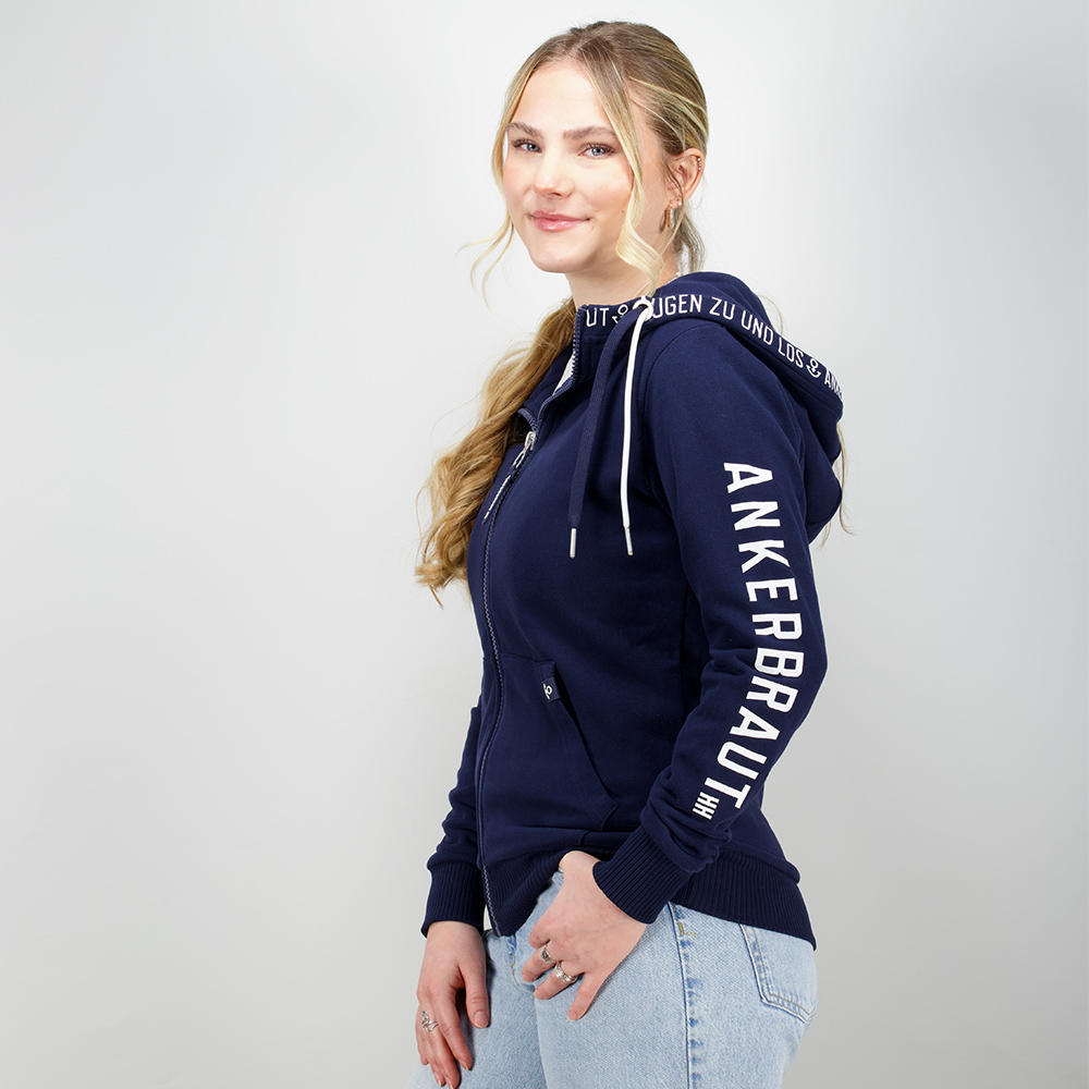 Weibliches Model mit Ankerbraut  Sweatjacke in Maritime Blue