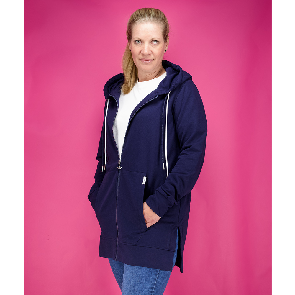 Weibliches Model mit Camps Bay Sweatjacke in Maritime Blue