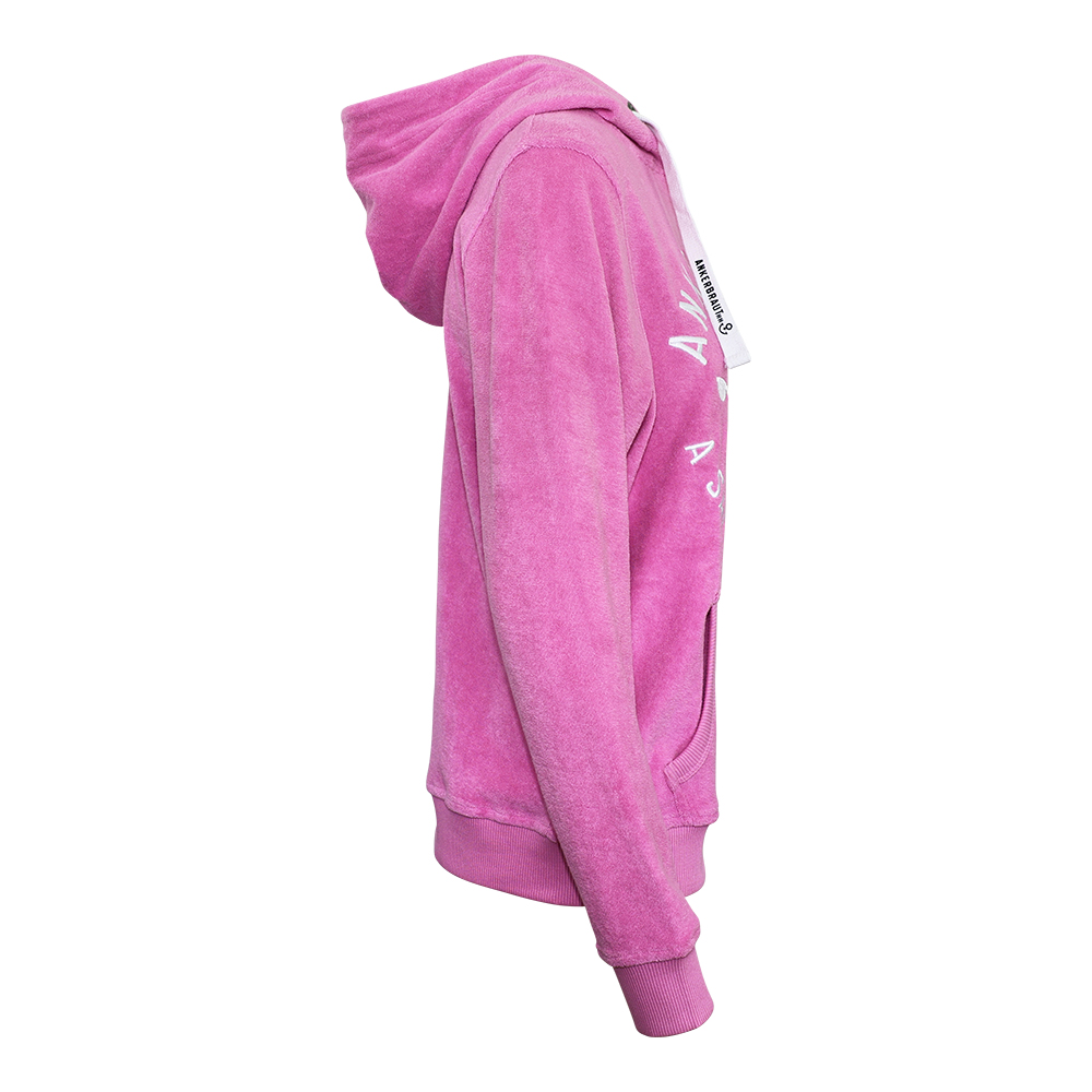 Weibliches Model mit ANKERBRAUT Frottee-Hoodie in Cyclam