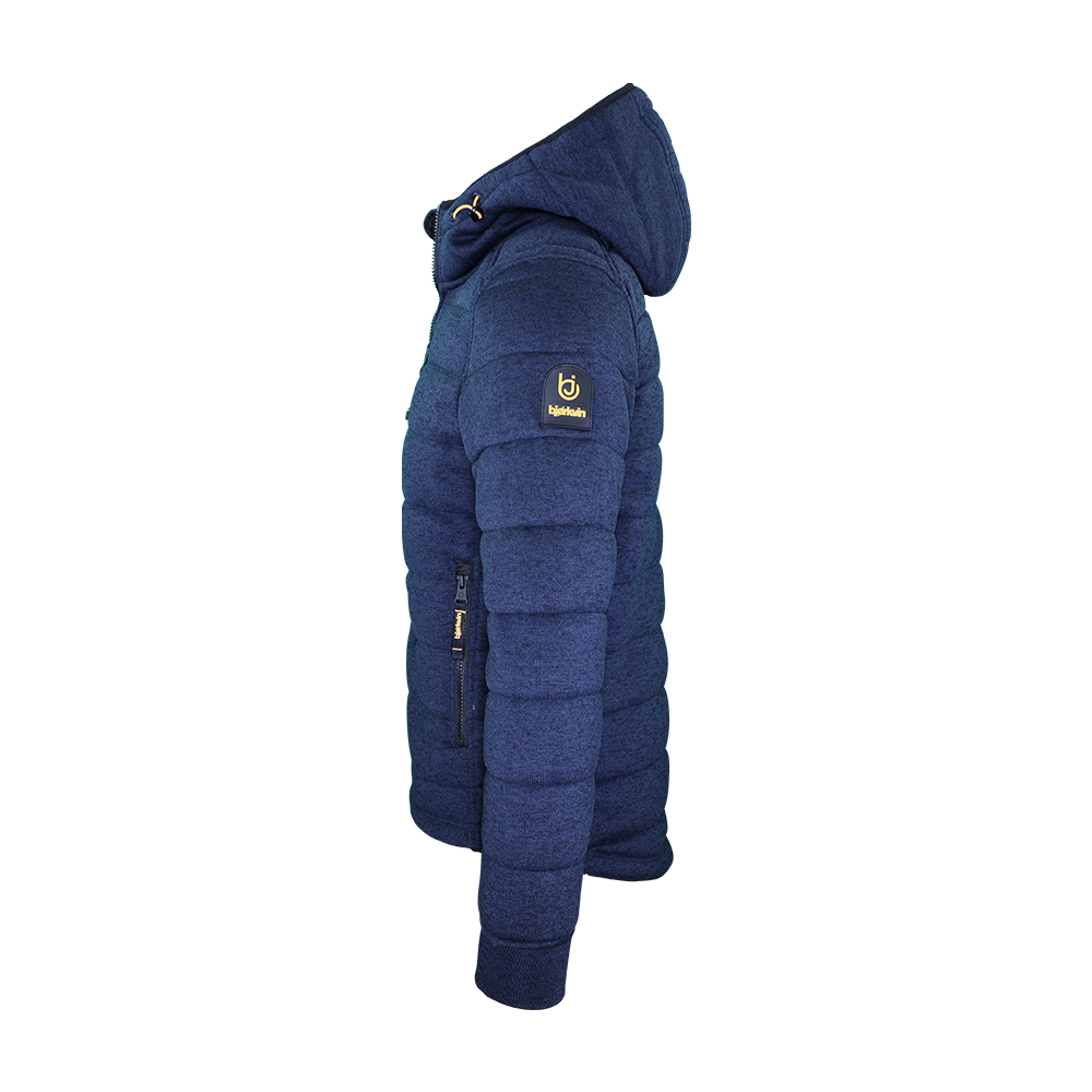 Männliches Model mit Björkvin Outdoor-Jacke in Navy Melange