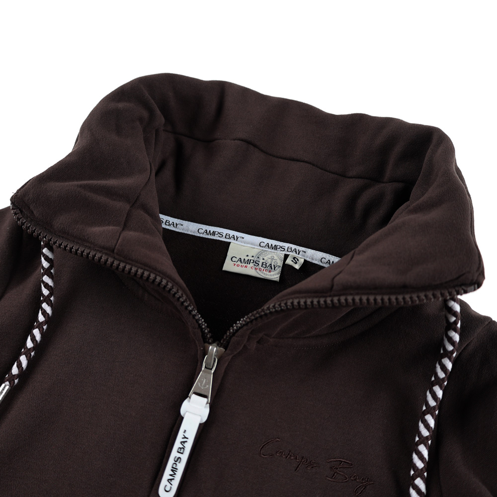 Weibliches Model mit CAMPS BAY Sweatjacke in Chocolate Torte