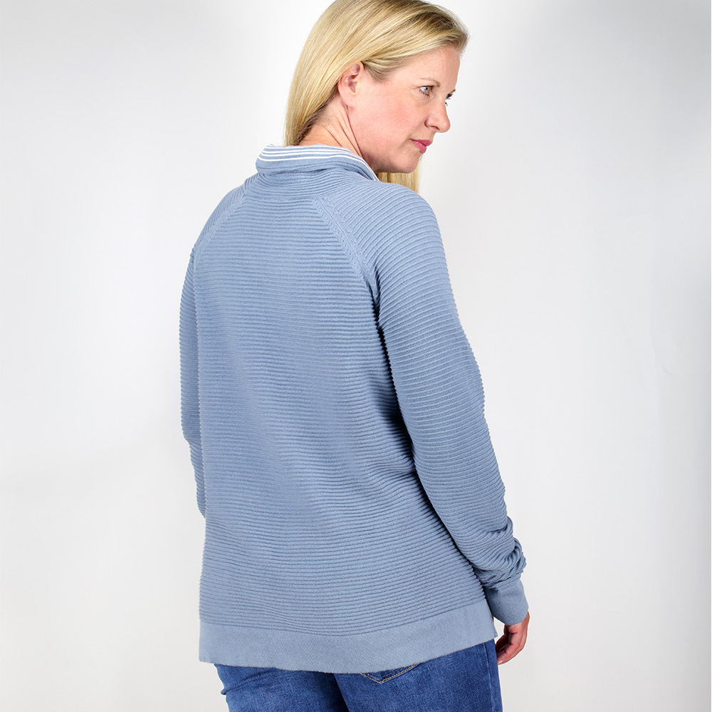 Weibliches Model mit CAMPS BAY Strickpullover in Winward Blue