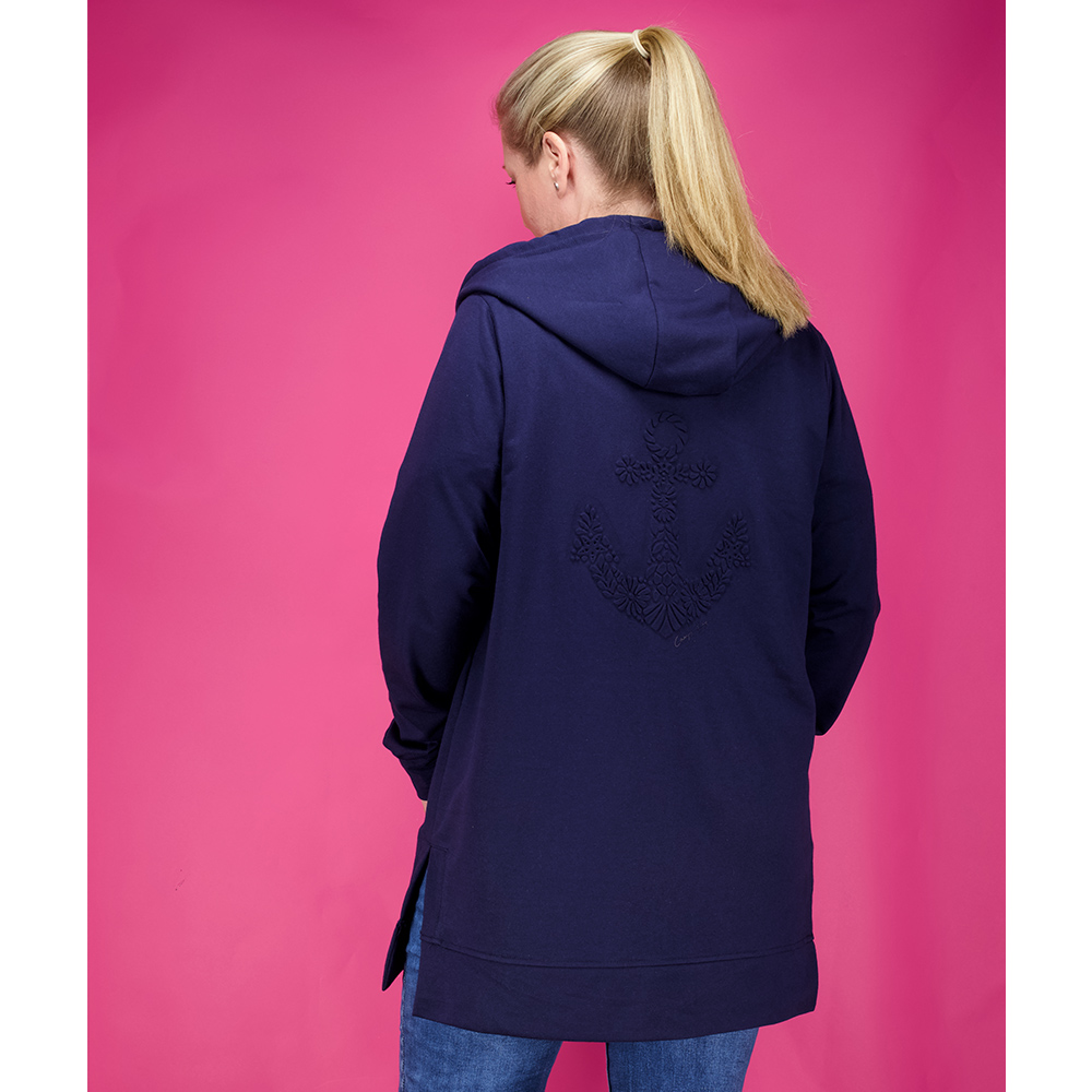 Weibliches Model mit Camps Bay Sweatjacke in Maritime Blue