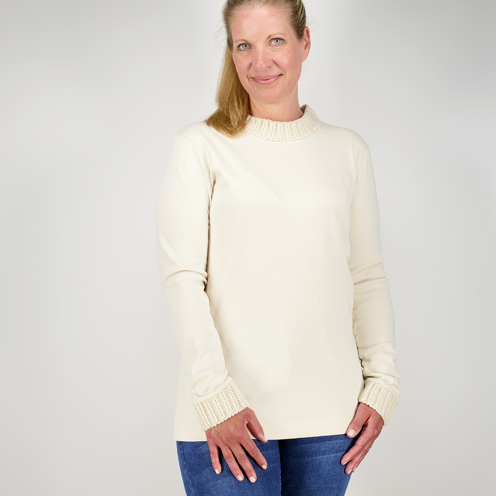 Weibliches Model mit CAMPS BAY Langarm-Shirt in Moonbeam