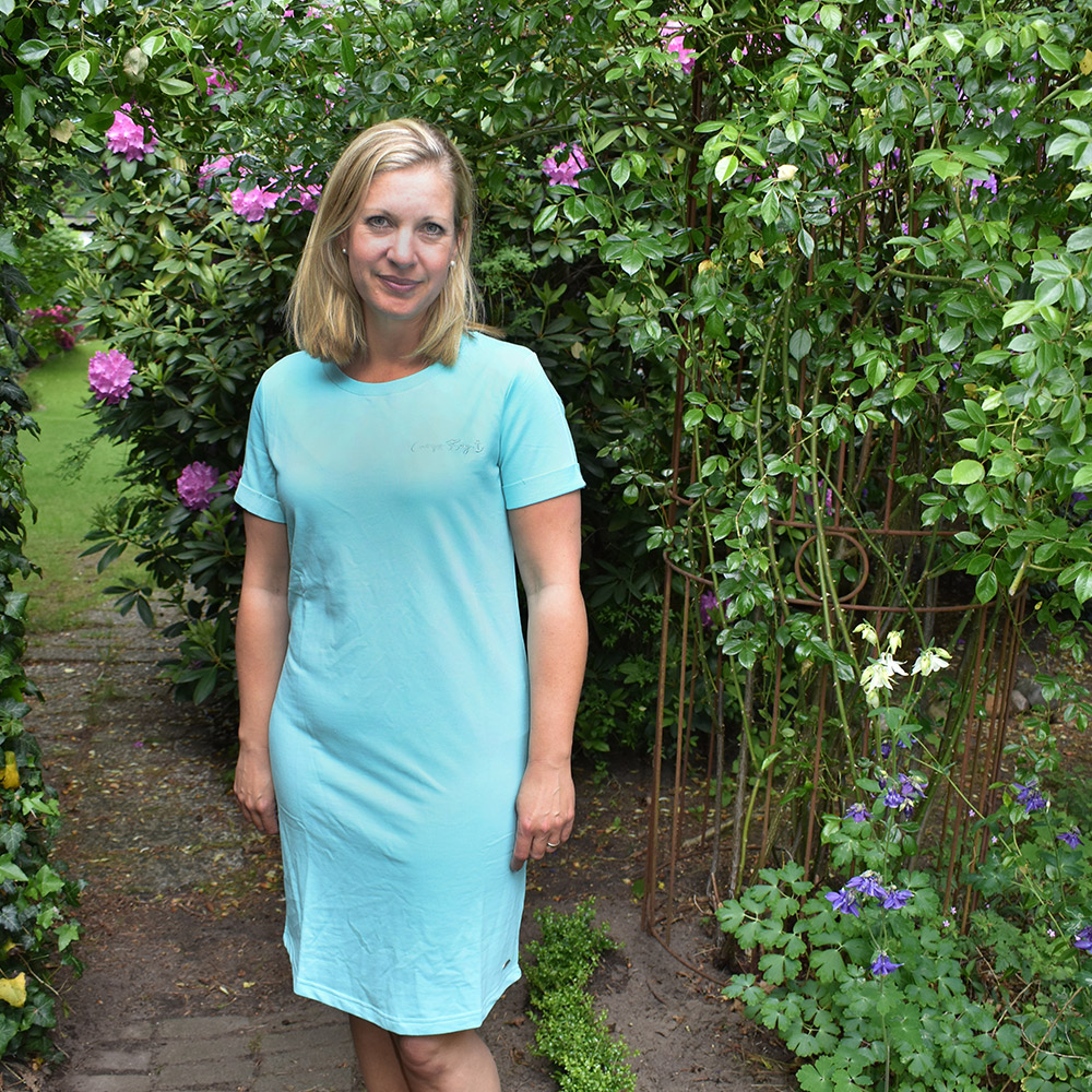 Weibliches Model mit CAMPS BAY Strandkleid in Aqua Sky