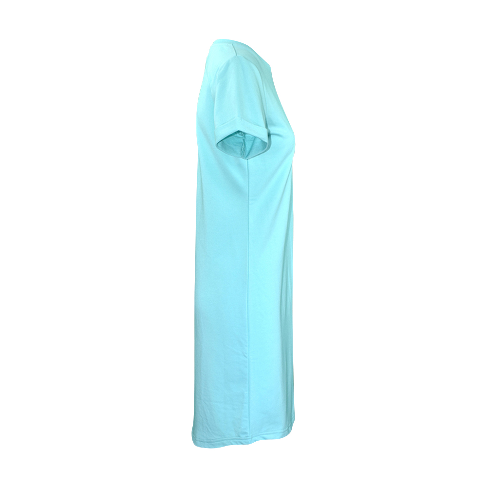 Weibliches Model mit CAMPS BAY Strandkleid in Aqua Sky