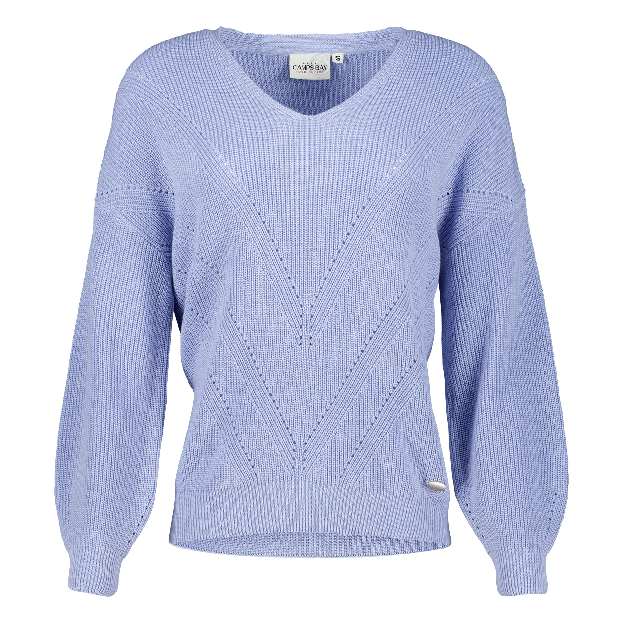 Weibliches Model mit CAMPS BAY Strickpullover in Soft Blue