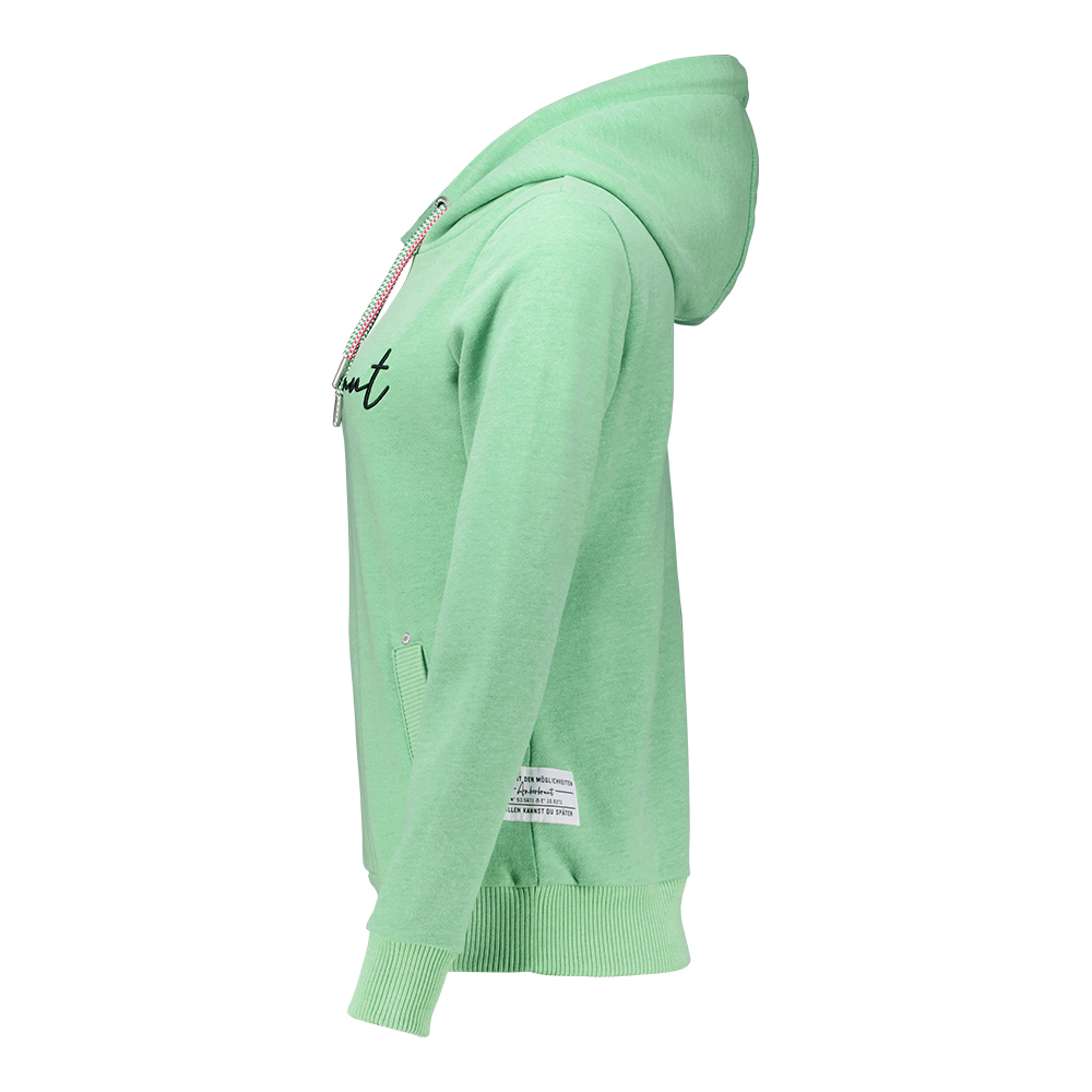 Weibliches Model mit ANKERBRAUT Hoodie in Absinth Green