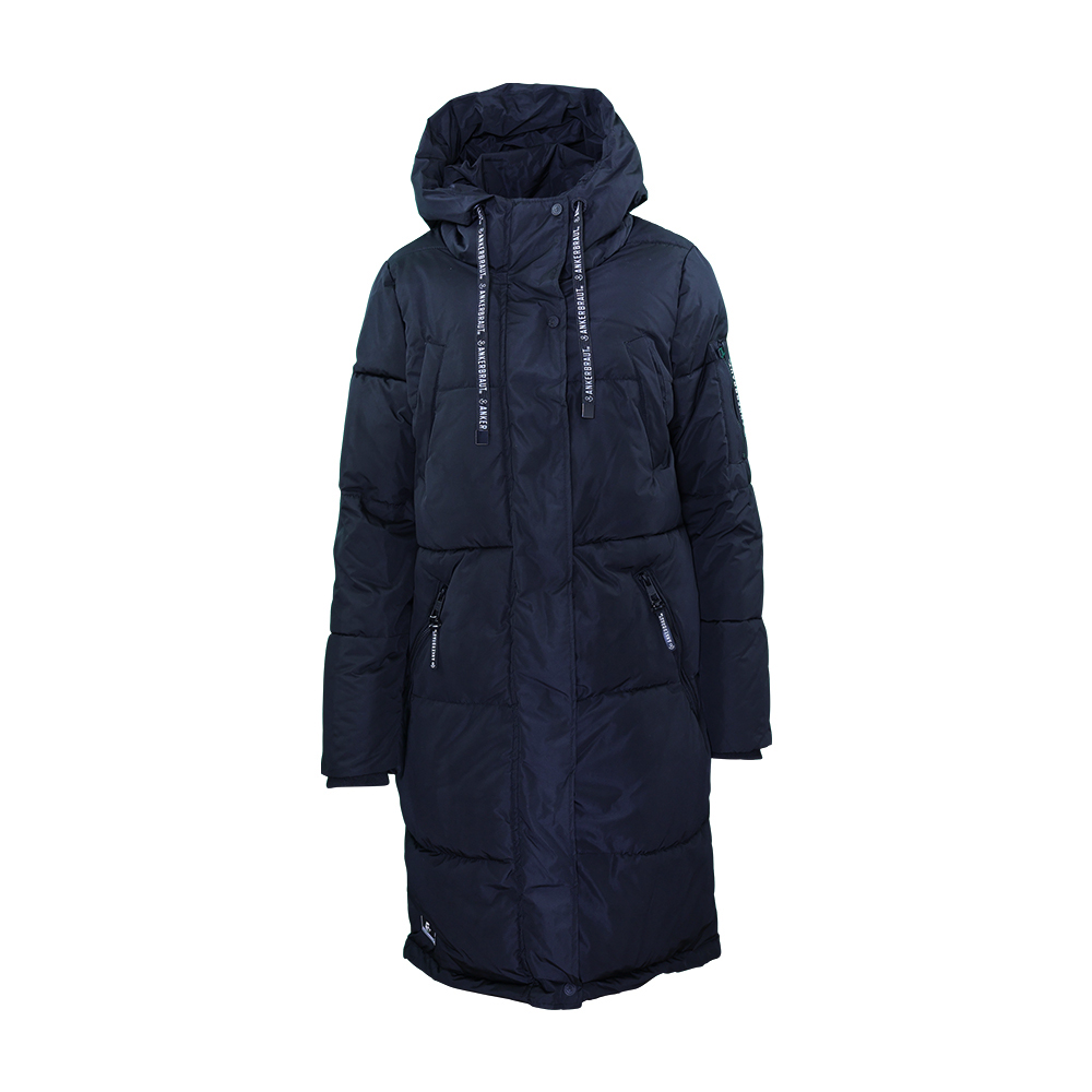 Weibliches Model mit ANKERBRAUT Puffer Jacket in Schwarz