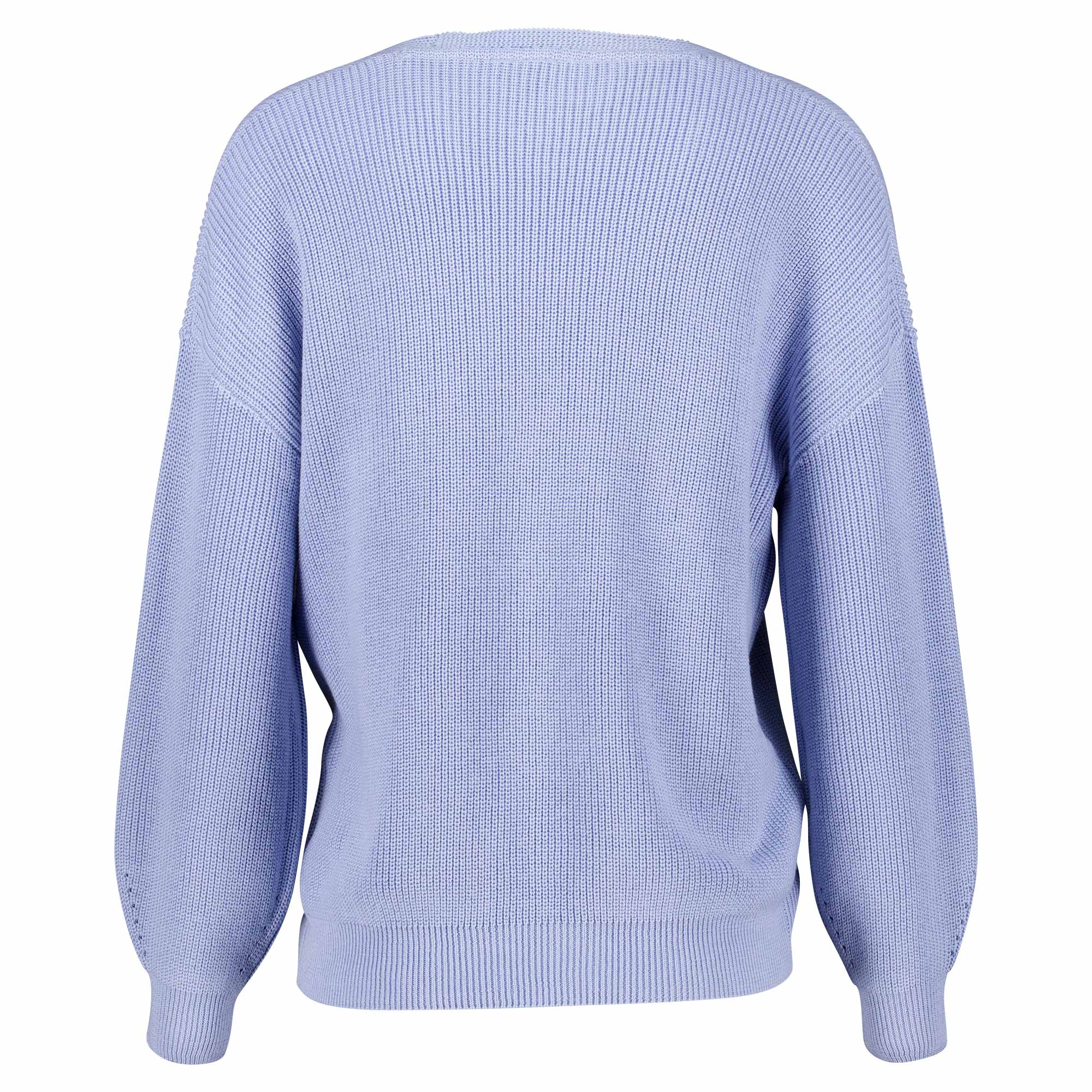 Weibliches Model mit CAMPS BAY Strickpullover in Soft Blue