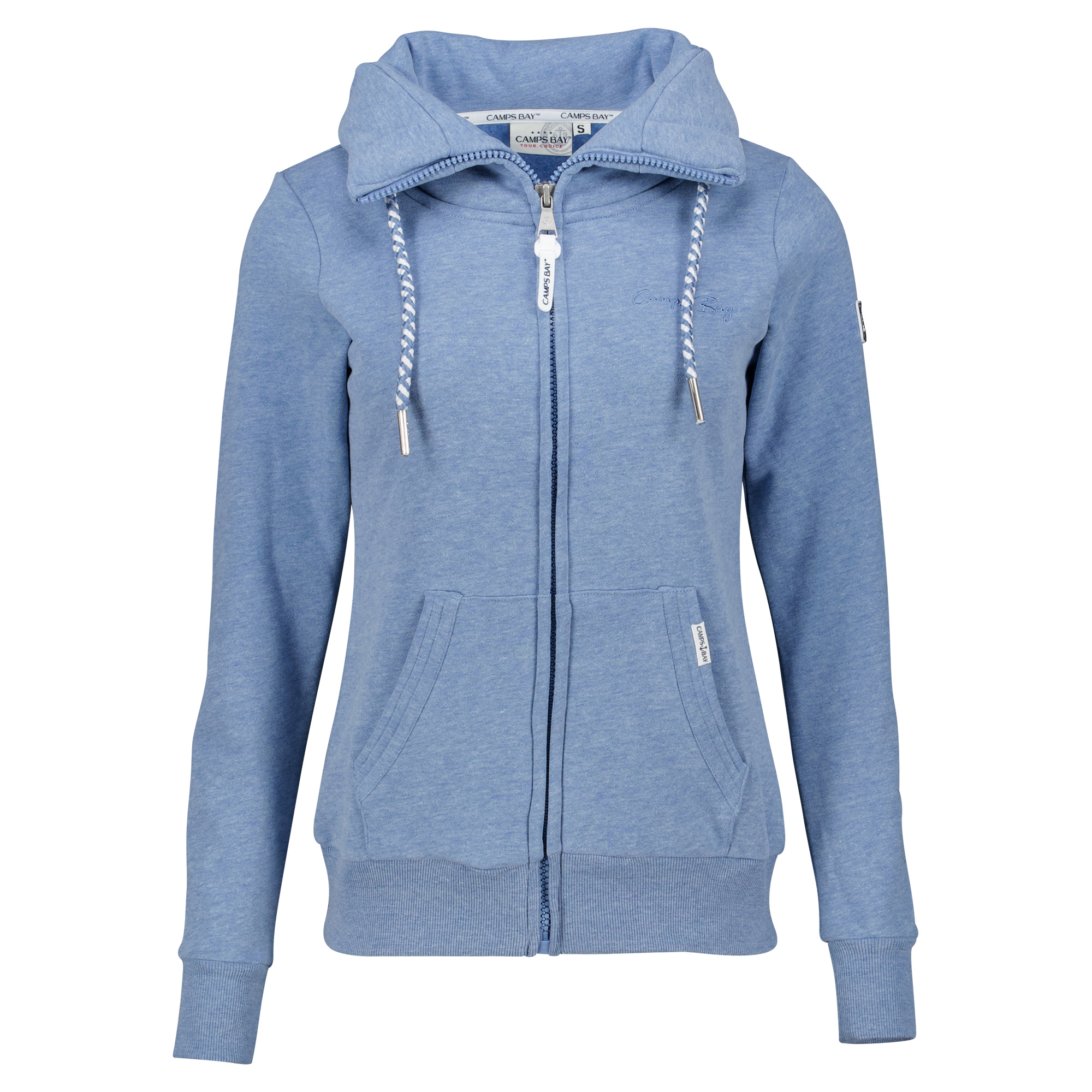 Weibliches Model mit CAMPS BAY Sweatjacke in Windward Blue