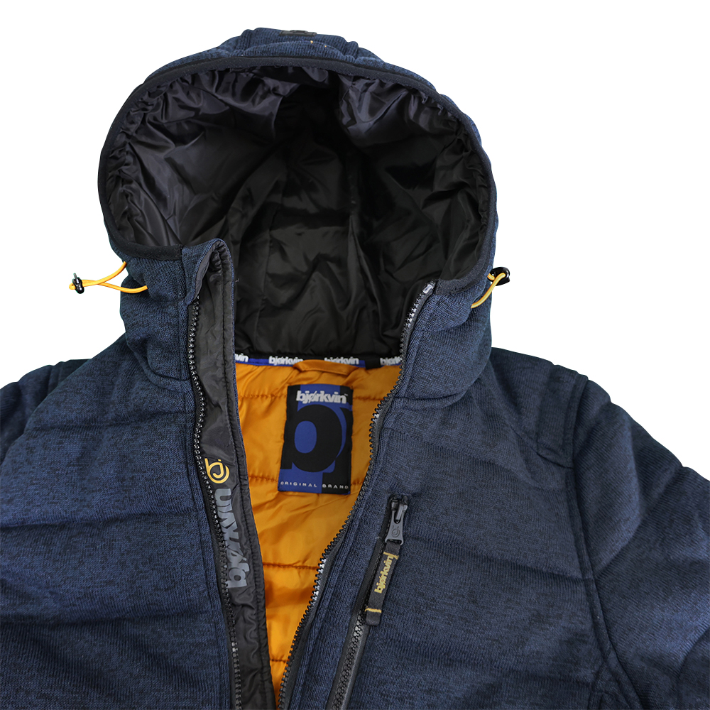 Männliches Model mit Björkvin Outdoor-Jacke in Navy Melange