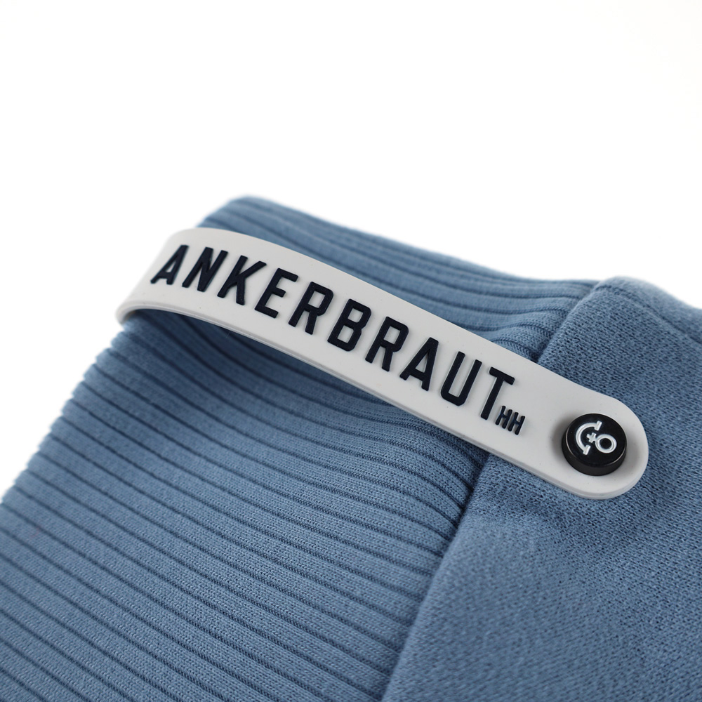 Weibliches Model mit ANKERBRAUT Sweatjacke in Forever Blue