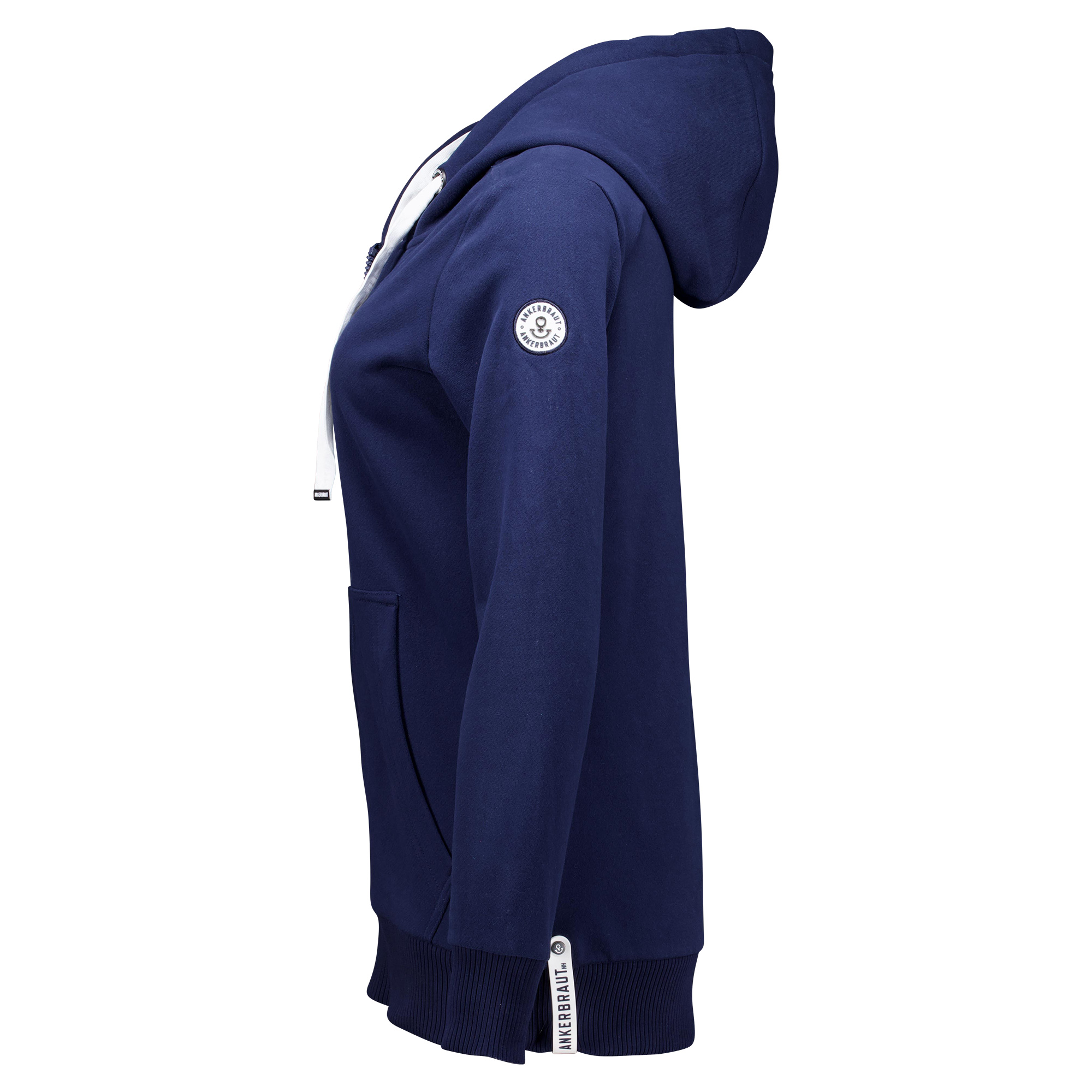 Weibliches Model mit ANKERBRAUT Sweatjacke in Maritime Blue