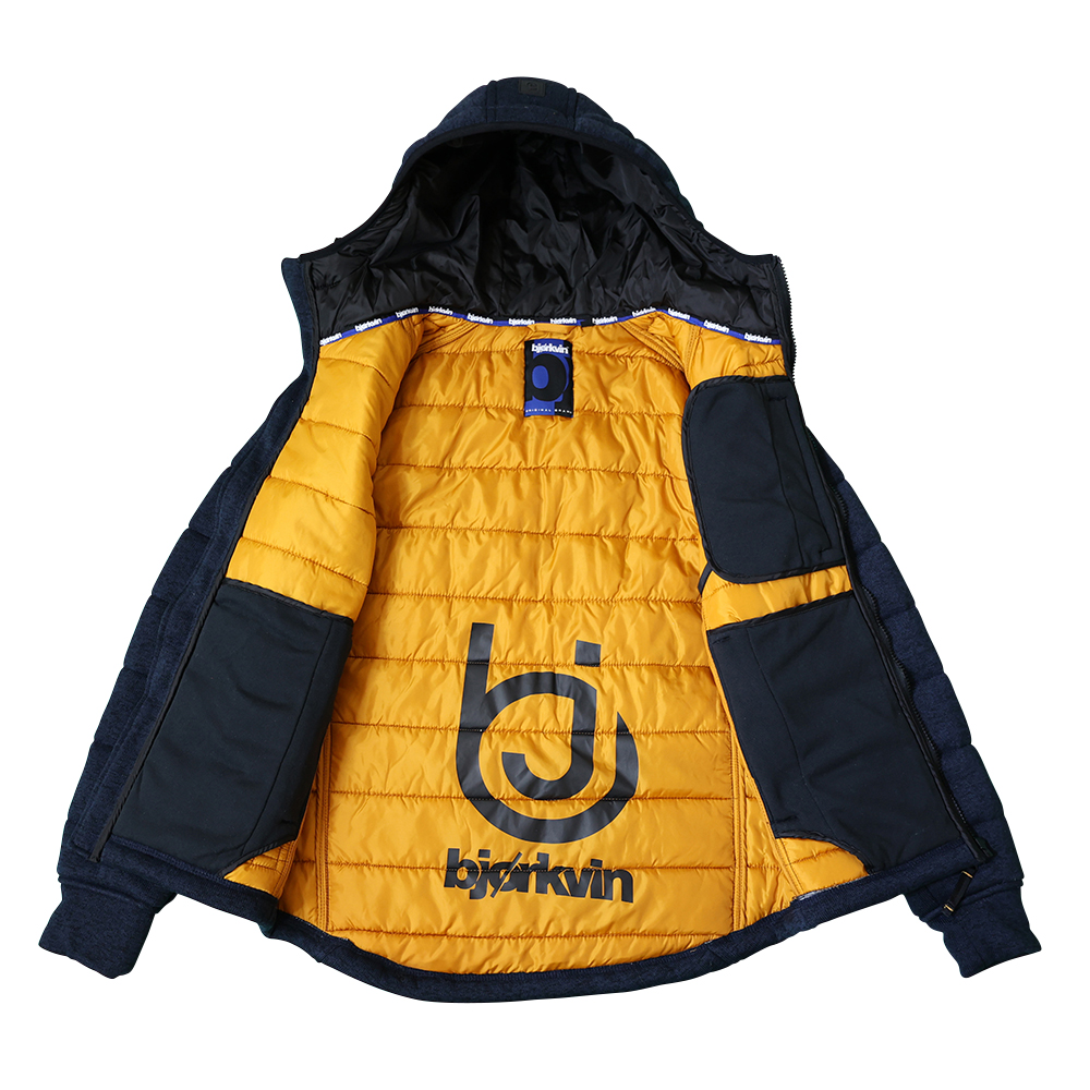 Männliches Model mit Björkvin Outdoor-Jacke in Navy Melange