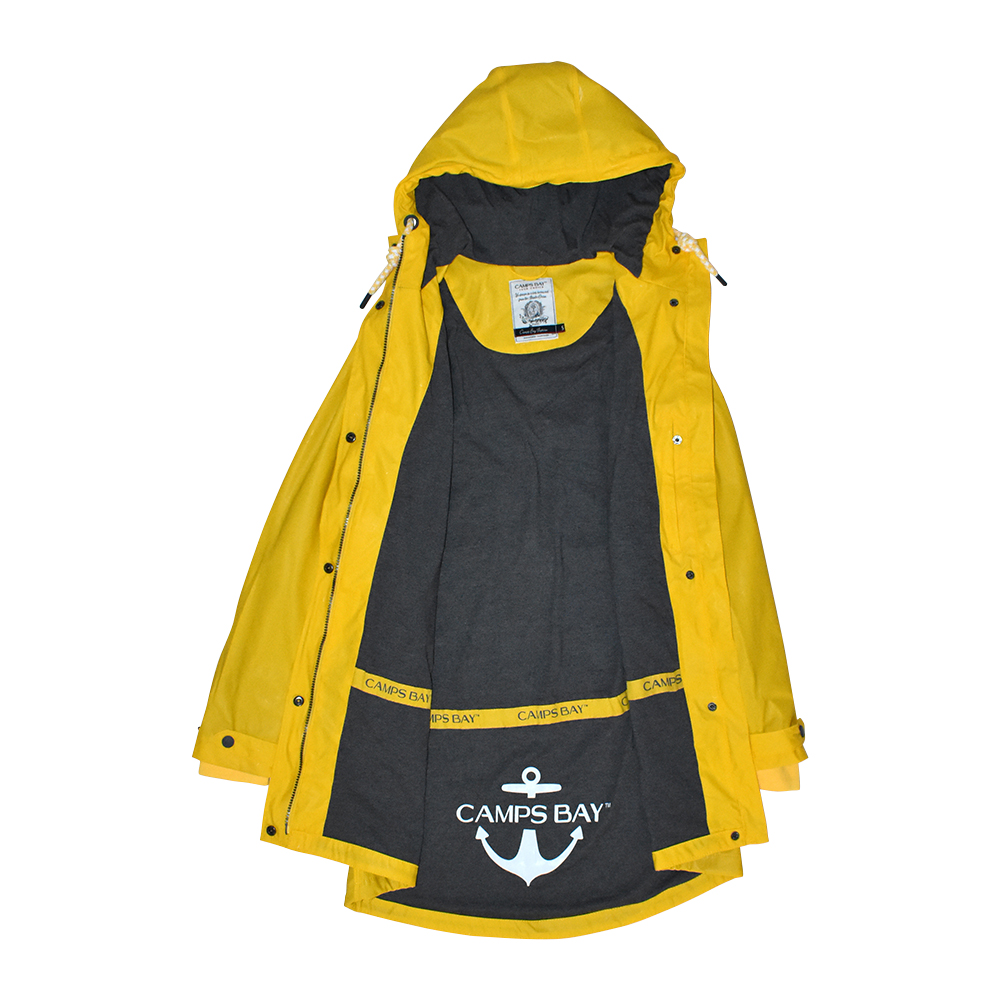 Weibliches Model mit CAMPS BAY Regenjacke in Lemon Chrome