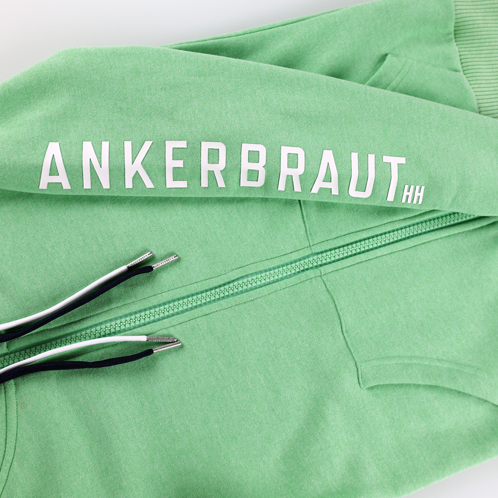 Weibliches Model mit Ankerbraut  Sweatjacke in Absinthe Green