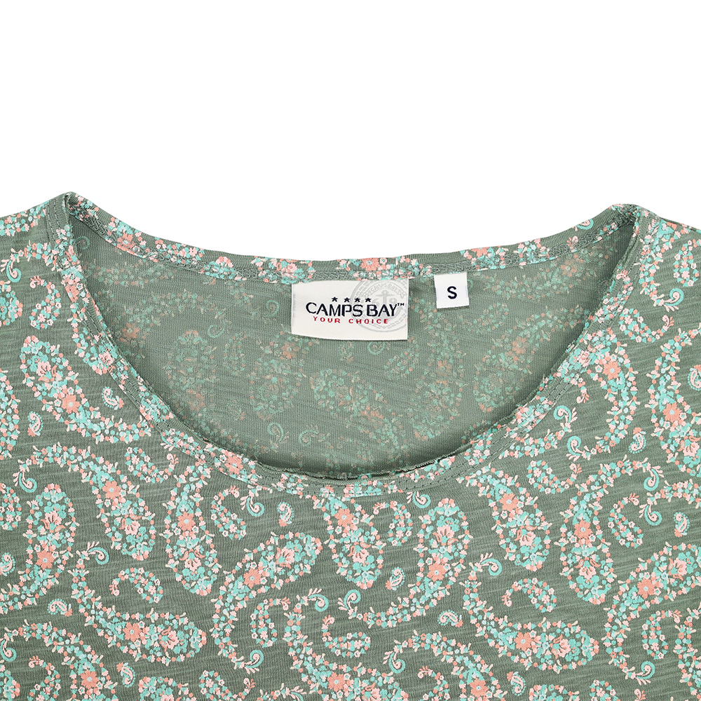 Weibliches Model mit CAMPS BAY T-Shirt in Hedge Green