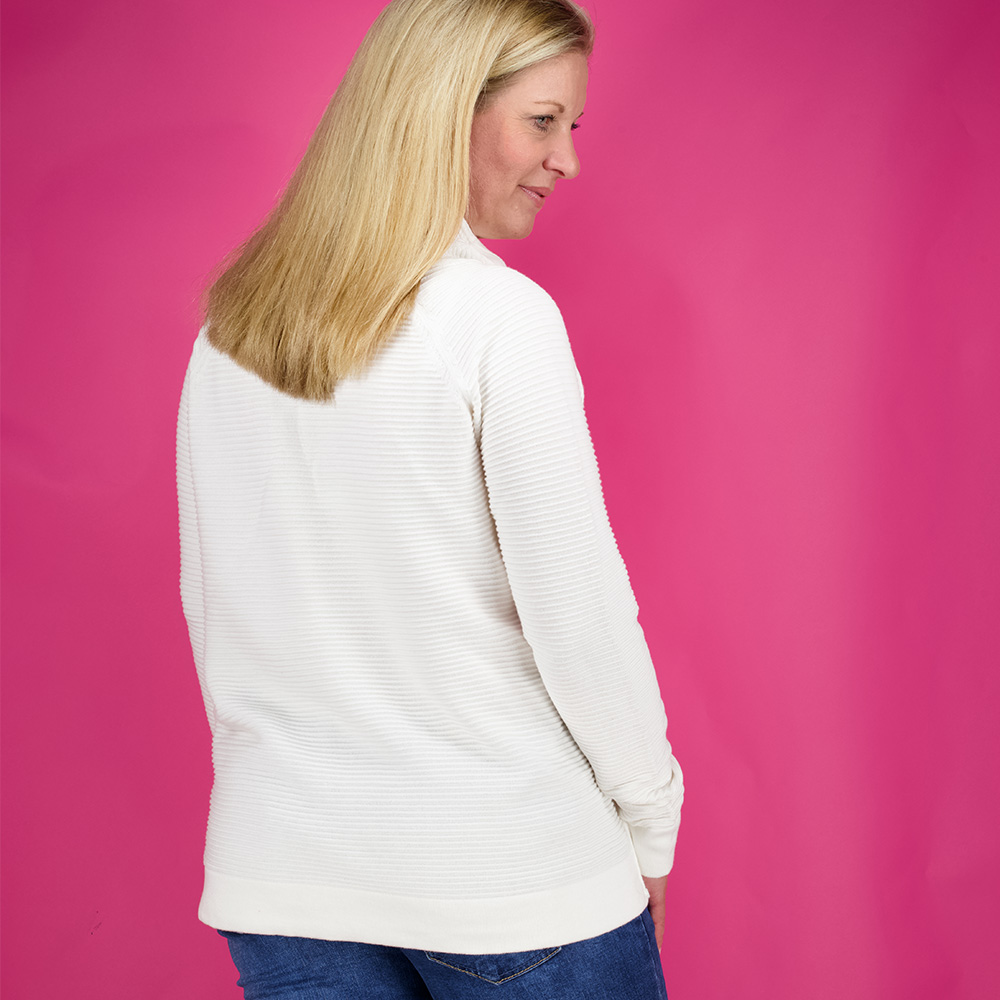 Weibliches Model mit CAMPS BAY Strickpullover in Offwhite