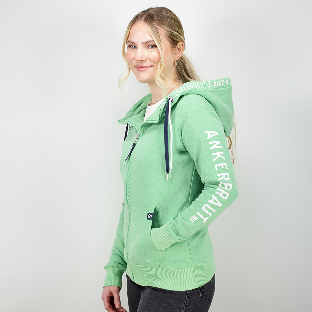 Weibliches Model mit Ankerbraut  Sweatjacke in Absinthe Green