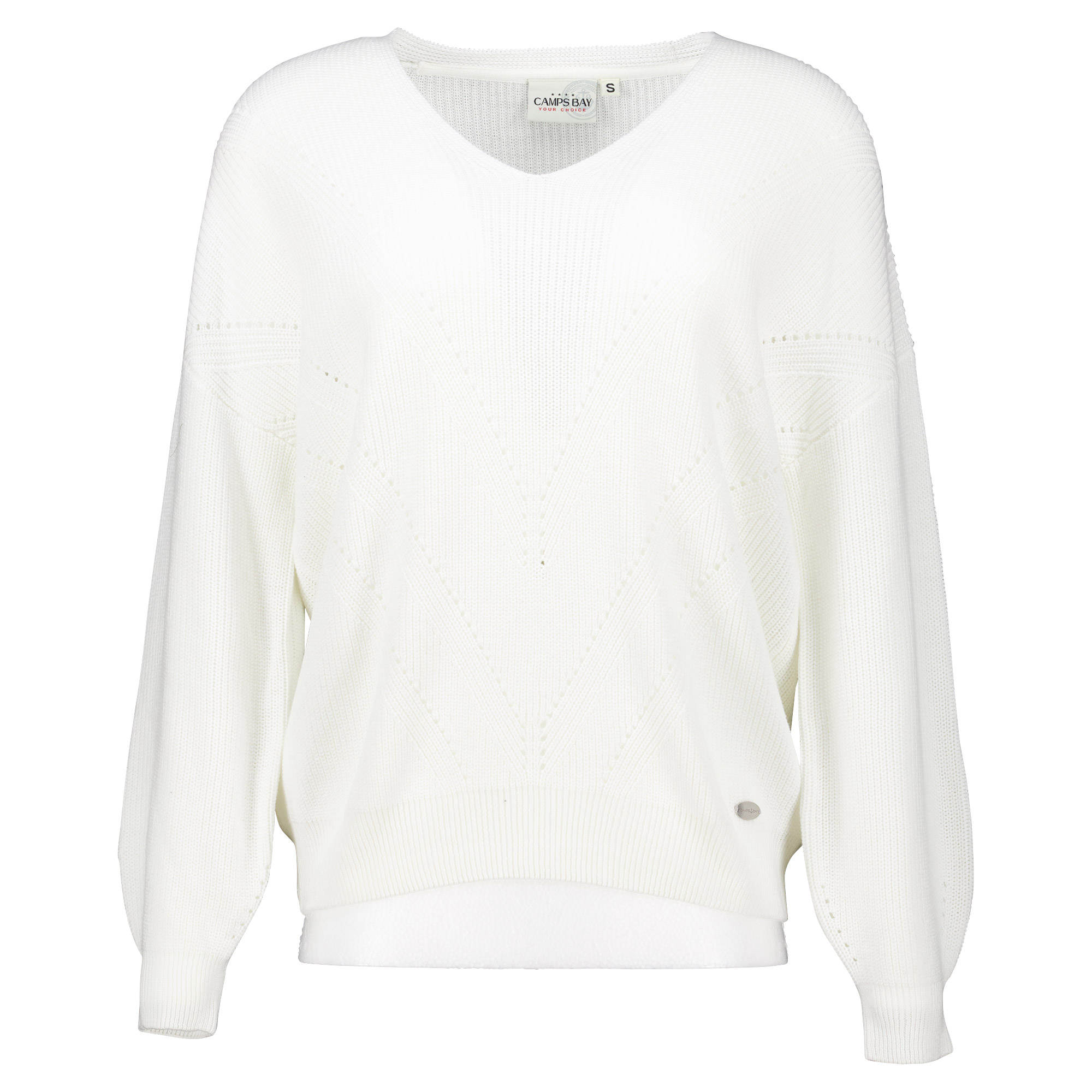 Weibliches Model mit CAMPS BAY Strickpullover in Offwhite