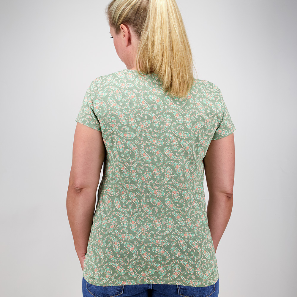 Weibliches Model mit CAMPS BAY T-Shirt in Hedge Green