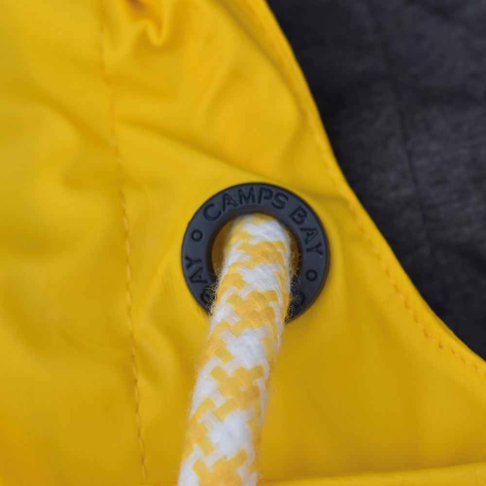 Weibliches Model mit CAMPS BAY Regenjacke in Lemon Chrome