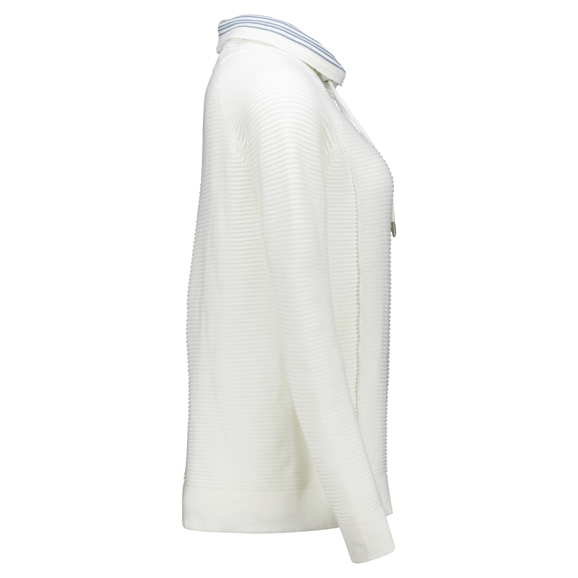 Weibliches Model mit CAMPS BAY Strickpullover in Offwhite