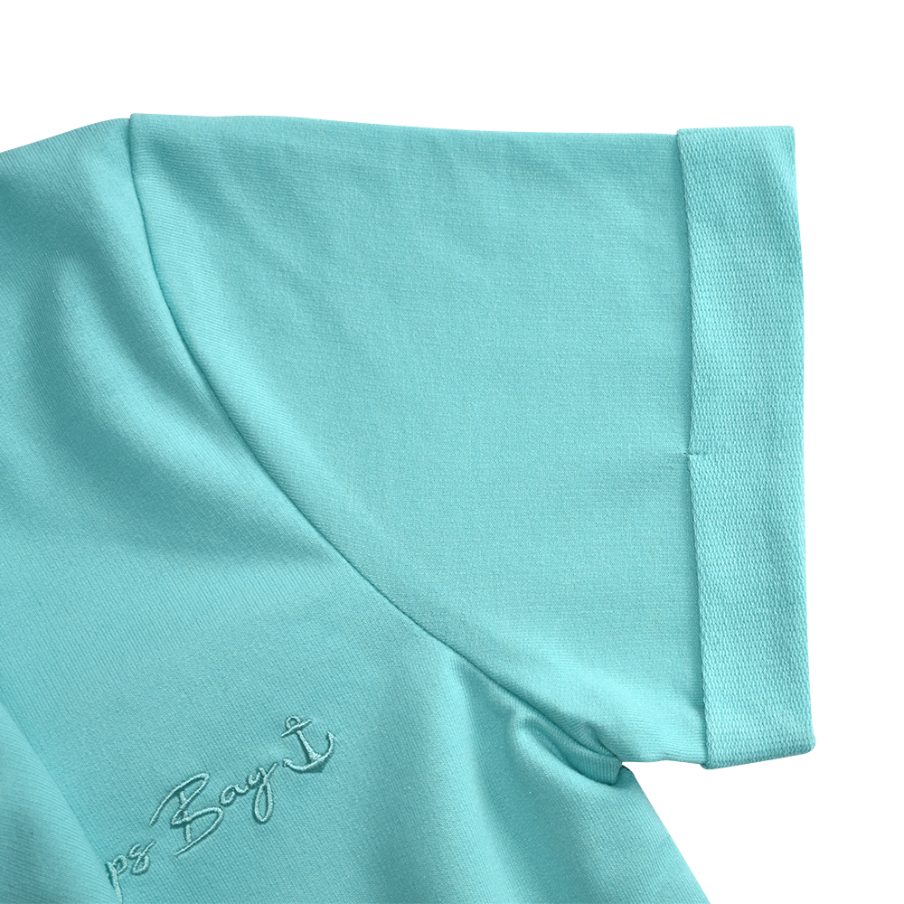 Weibliches Model mit CAMPS BAY Strandkleid in Aqua Sky