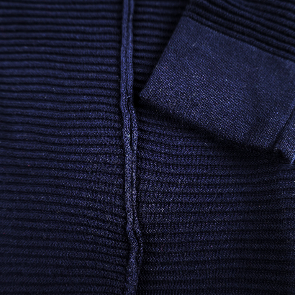 Weibliches Model mit CAMPS BAY Strickpullover in Maritime Blue