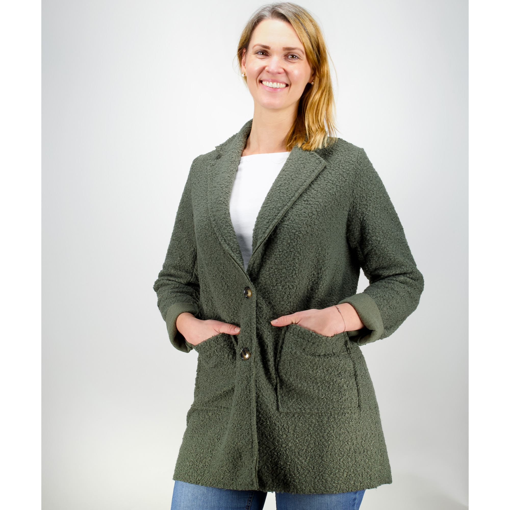 Weibliches Model mit Küstenzauber Blazer in Khaki