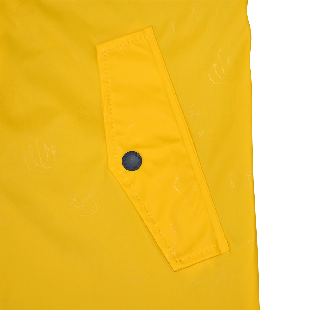 Weibliches Model mit CAMPS BAY Regenjacke in Lemon Chrome